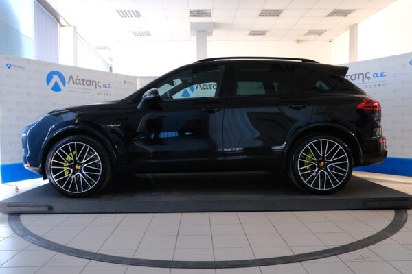 PORSCHE-CAYENNE-2017-ΜΑΥΡΟ–9-latsis.gr